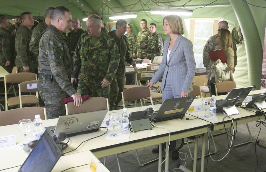 Fotos de la visita de la ministra de Defensa, María Dolores de Cospedal, a la base militar de Bétera