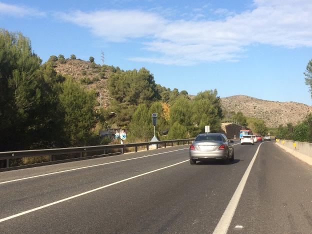 Un turismo circula junto al radar al salir de un túnel. 