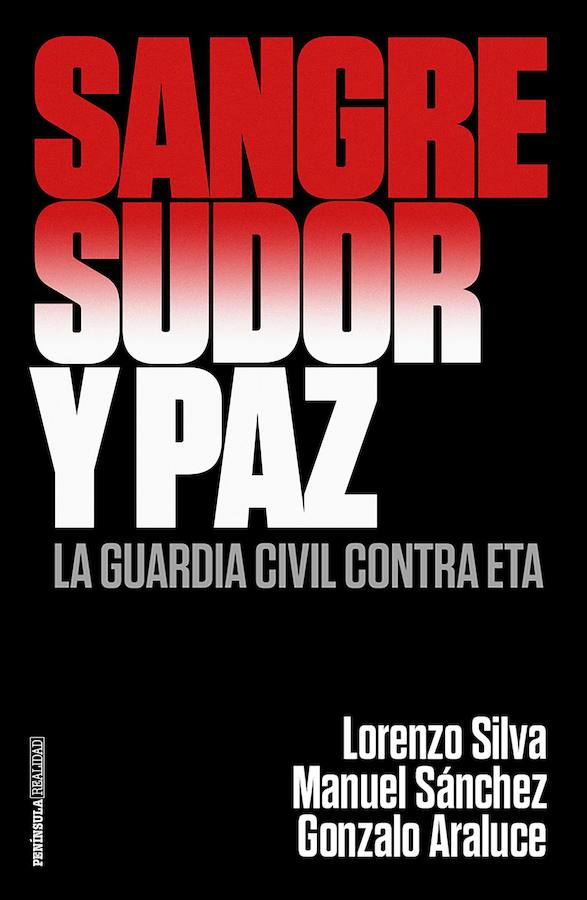 LOS MÁS VENDIDOS - NO FICCIÓN - 6. 'Sangre, sudor y paz. La Guardia Civil contra ETA', por Lorenzo Silva, Manuel Sánchez y Gonzalo Araluce. A partir de la memoria acumulada por aquellos que asumieron, a lo largo de medio siglo largo, el desafío de acallar las armas de quienes empezaron luchando contra una dictadura y acabaron desestabilizando la democracia, este libro tiene como ambición contribuir a la inexcusable derrota literaria del terror y construir la memoria debida de una historia crucial para entender la España contemporánea. Una historia, además, de éxito, el de un Estado, sus ciudadanos, sus leyes y sus instituciones frente a un reto endiablado y por momentos tan angustioso como desesperante. La historia, en fin, de un logro policial sin parangón en nuestro entorno, conseguido a partir del sudor y la sangre que en las coyunturas adversas forman parte del precio de la paz.