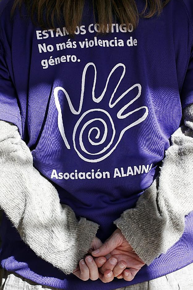 Amparo, de espaldas, con la camiseta de Asociación Alanna. 