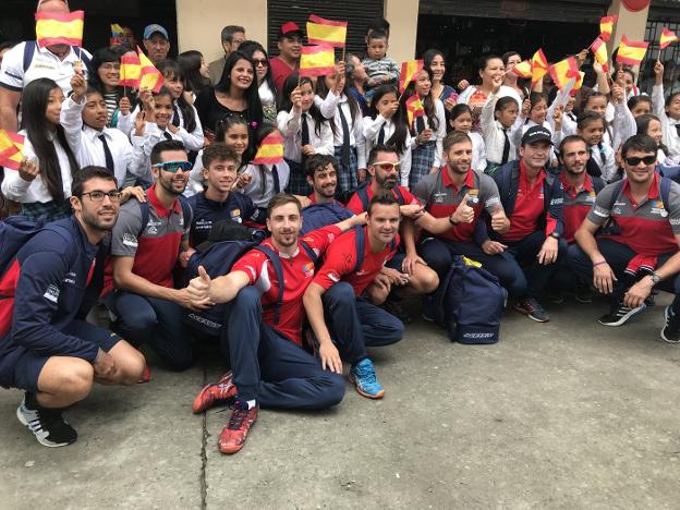 Los miembros de la selección valenciana con parte de los hinchas locales. 