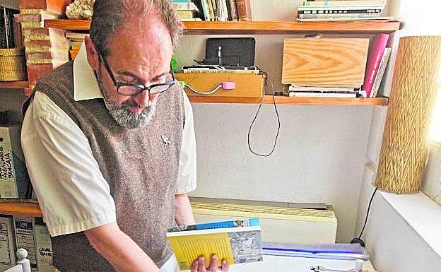 El dibujante valenciano Sento Llobell muestra algunos de sus últimos trabajos.