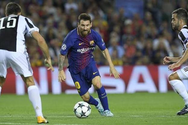 Messi conduce el balón ante dos jugadores de la Juventus.