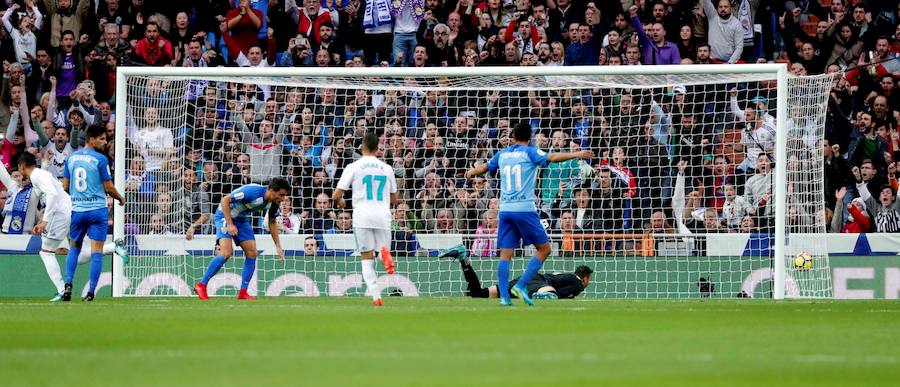 El Real Madrid venció al Málaga 3-2 en el Santiago Bernabéu. Un partido loco donde Benzema abrió la lata y Casemiro volvió a poner ventaja tras el empate de Rolan. El 'Chory' Castro volvió a poner las tablas tras un error de Kiko Casilla y Cristiano, que vio como Roberto paraba su penalti, anotaba a placer en el rechace para dar la victoria a los blancos. 