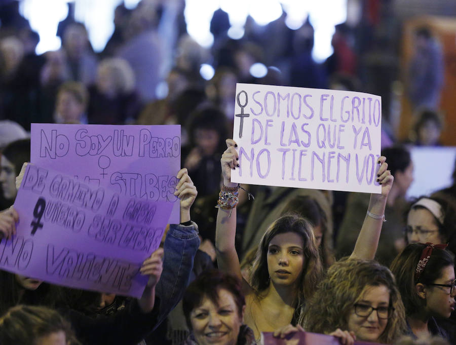 Fotos de la manifestación contra la violencia machista en Valencia