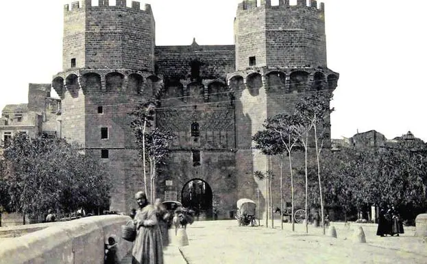 Imagen de las Torres de Serranos en el año 1888. 