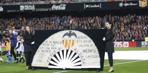 El abanico de la Peña de Aldaya, ayer en el césped de Mestalla. 