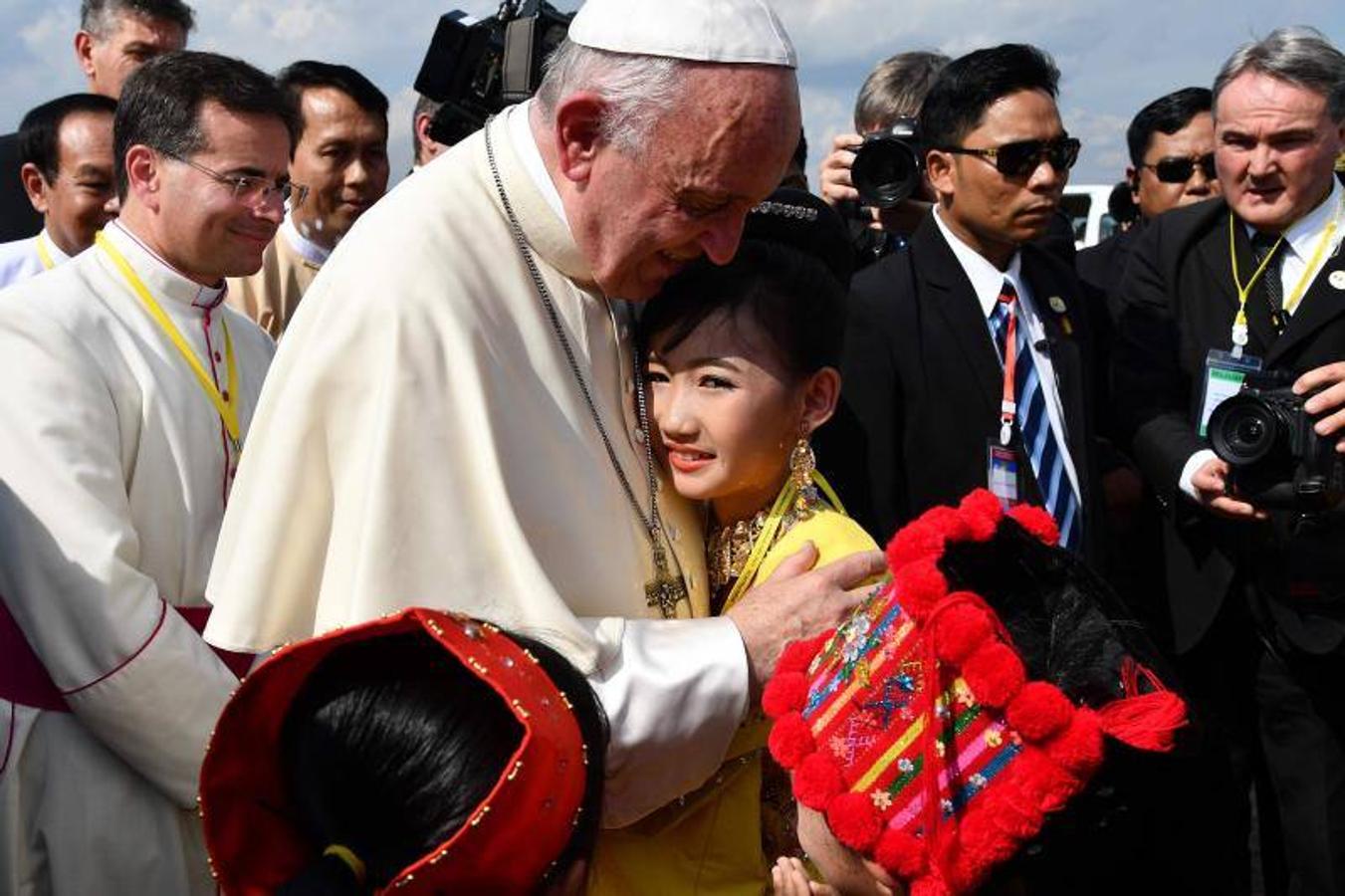 El Papa Francisco inicia primera visita de un pontífice a Myanmar.