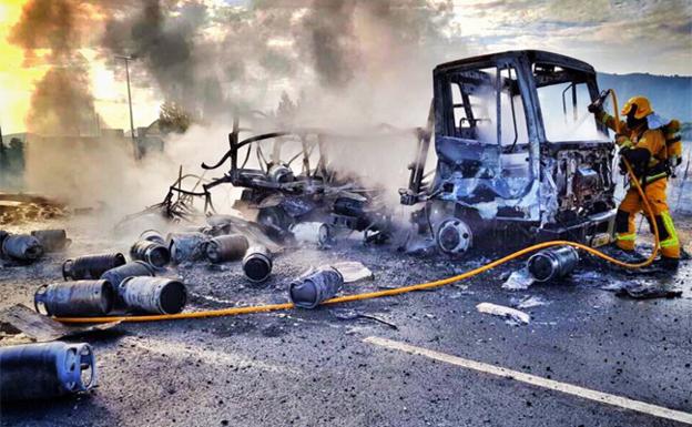 Un bombero, trabajando en la extinción del incendio en Aspe.