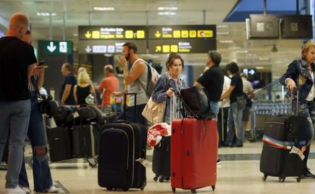 Pasajeros en el aeropuerto de Manises.