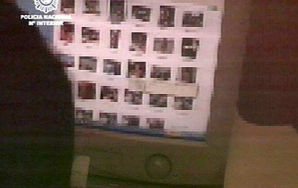 Policí revisando material pedófilo en un registro. 