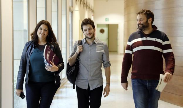 Fabiola Meco, Antonio Estañ y César Jiménez, de Podemos, ayer en Les Corts. 