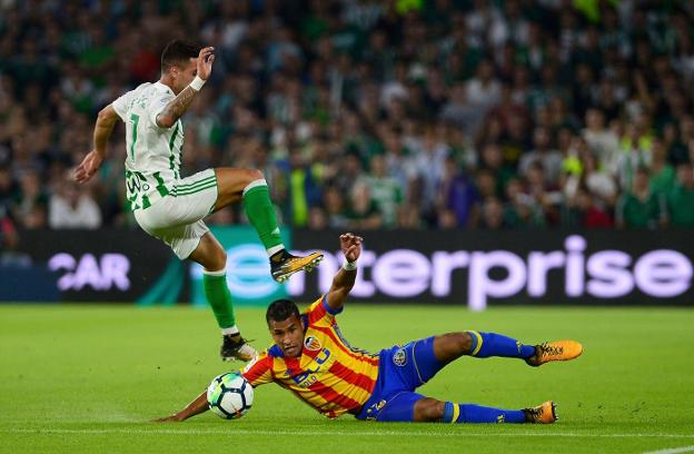 Murillo se lanza la suelo en el partido frente al Betis. 