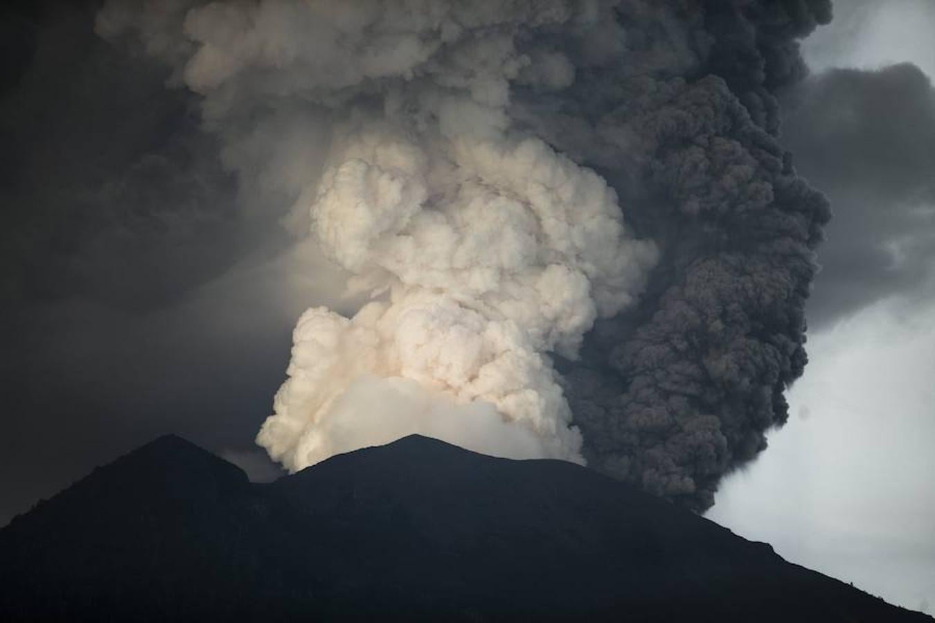 Al menos 135.000 personas han sido evacuadas en los últimos días ante el aumento de la actividad sísmica del volcán Agung en la turística Bali. Más de mil personas murieron en la última erupción, en 1963. Indonesia cuenta con unos 130 volcanes activos, más que ningún otro país. 