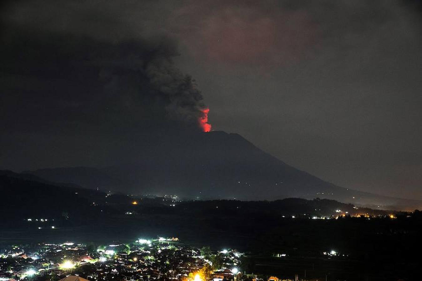 Al menos 135.000 personas han sido evacuadas en los últimos días ante el aumento de la actividad sísmica del volcán Agung en la turística Bali. Más de mil personas murieron en la última erupción, en 1963. Indonesia cuenta con unos 130 volcanes activos, más que ningún otro país. 