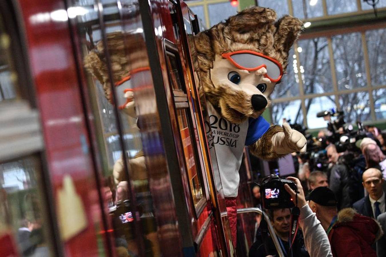 La mascota del Mundial de Rusia 2018, Zabivaka, pasea por el metro de Moscú.