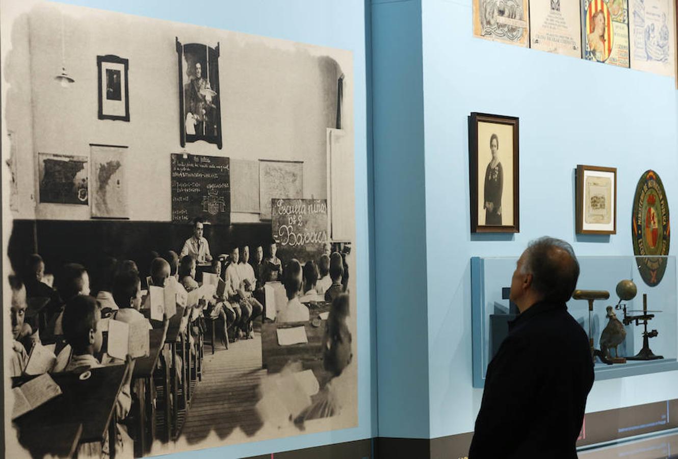 Exposicion en La Nau sobre la educacion y los profesores en España.