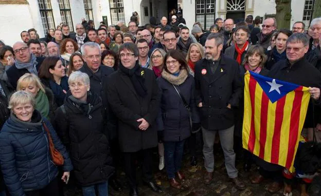 Puigdemont y candidatos de Junts per Catalunya en un acto electoral en Bruselas el pasado sábado,
