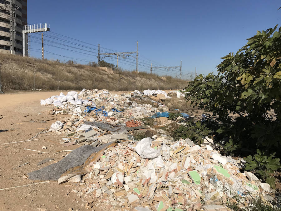 Los residuos son visibles para los visitantes que acceden a Valencia en tren y contaminan el sistema de acequias de los campos de cultivo