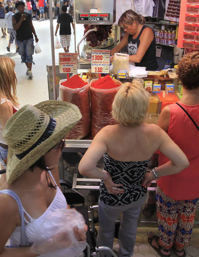 El Mercado Central es un importante foco de atracción de turistas. La convivencia con comerciantes y clientes habituales no es siempre fácil.