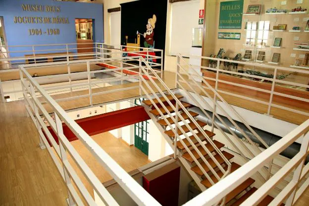 Las escaleras para acceder al museo donde se exponen las colecciones de juguetes de Dénia. 