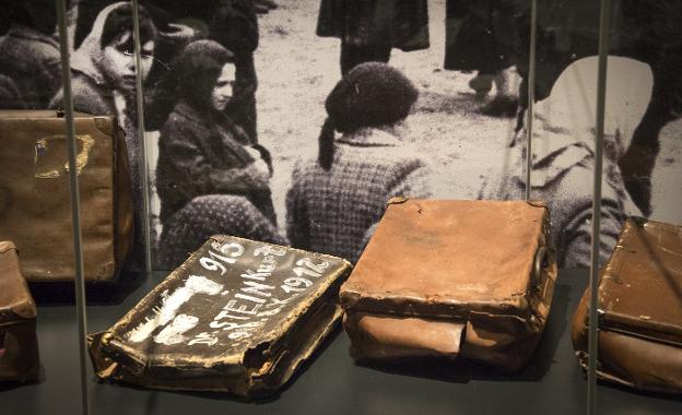 Algunas de las maletas con las que los judíos asesinados llegaron a Auschwitz y las gafas de otro de los cientos de miles gaseados en el campo de exterminio. 