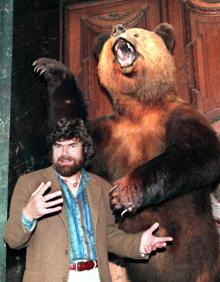 Imagen secundaria 2 - Huellas del supuesto Yeti y el escalador Reinhold Messner, con un oso disecado.