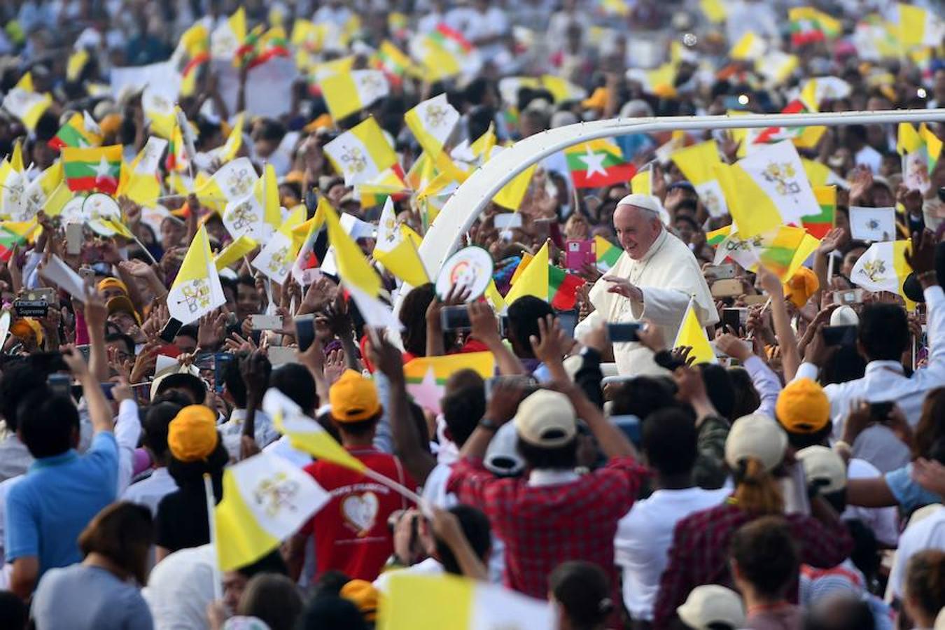 El papa Francisco pide a Myanmar respeto por las minorías.