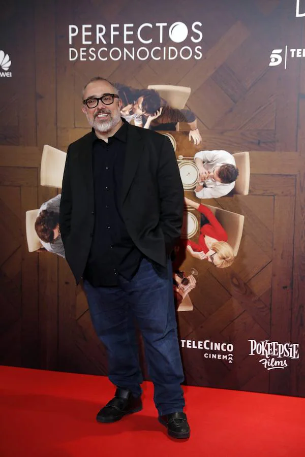 Alex de la Iglesia estrena 'Perfectos Desconocidos', una comedia coral que llega a los cines el 1 de diciembre. La película cuenta con un gran reparto: Ernesto Alterio, Juana Acosta, Eduard Fernández, Dafne Fernández, Eduardo Noriega, Belén Rueda y Pepón Nieto.