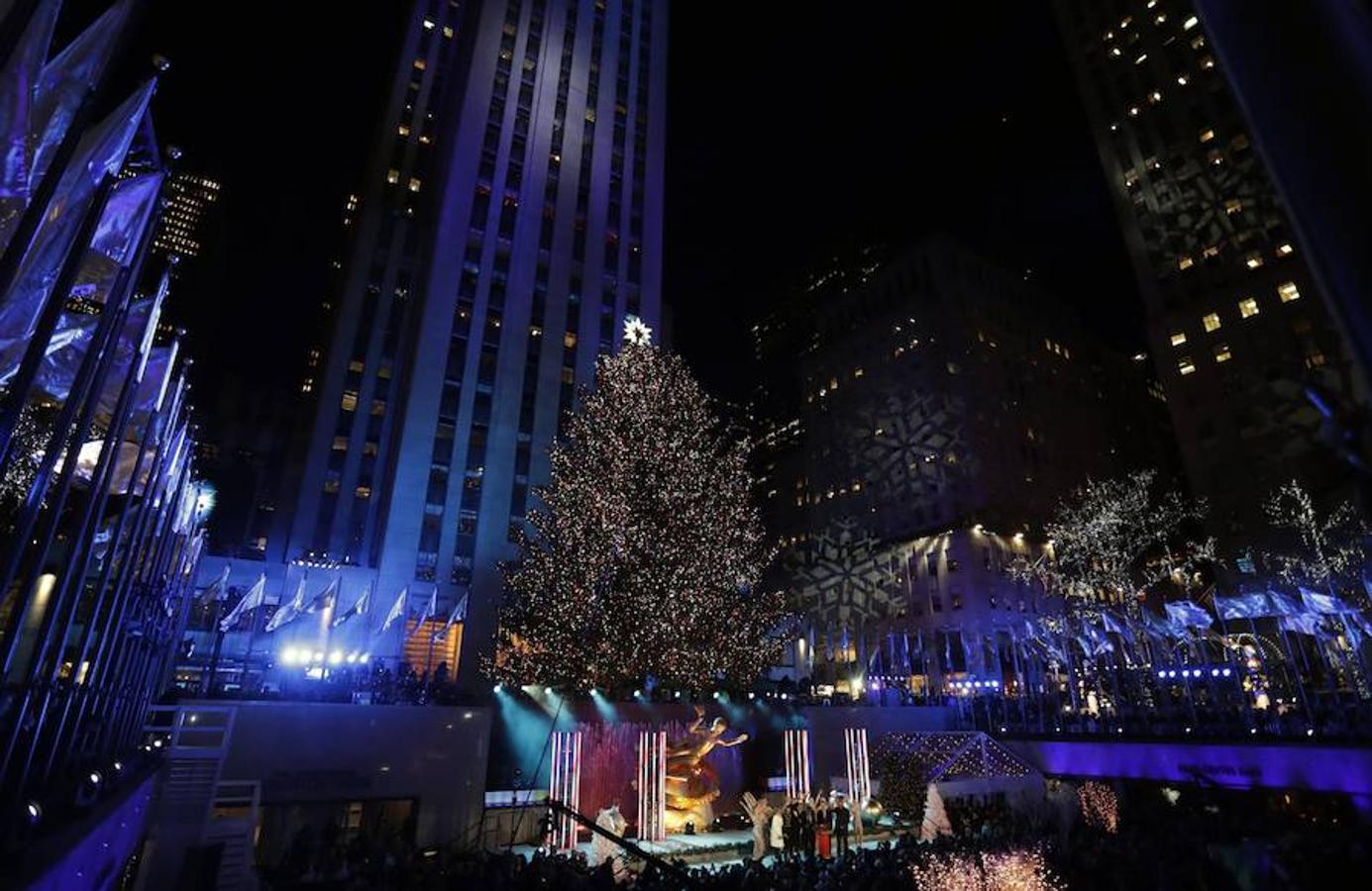 Queda iluminado el tradicional árbol de Navidad de Nueva York en Rockefeller.
