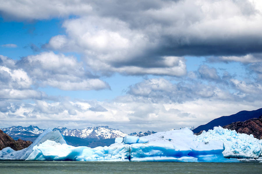 El glaciar Grey en Chile, que acaba en el lago del mismo nombre, es uno de los espectáculos naturales más impresionantes del parque Torres del Paine. La masa de hielo de 244 kilómetros cuadrados, que se presenta ante el visitante como una sinfonía de colores que se modifica a cada momento, ha ido retrocediendo de forma continua desde 1945 y es uno de los glaciares chilenos que más superficie ha perdido en los últimos años.