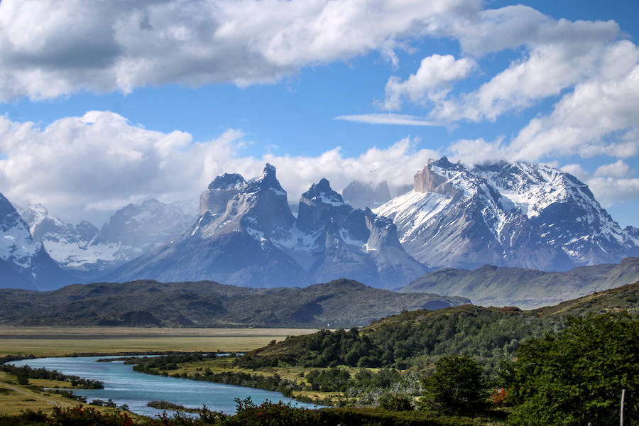 El glaciar Grey en Chile, que acaba en el lago del mismo nombre, es uno de los espectáculos naturales más impresionantes del parque Torres del Paine. La masa de hielo de 244 kilómetros cuadrados, que se presenta ante el visitante como una sinfonía de colores que se modifica a cada momento, ha ido retrocediendo de forma continua desde 1945 y es uno de los glaciares chilenos que más superficie ha perdido en los últimos años.