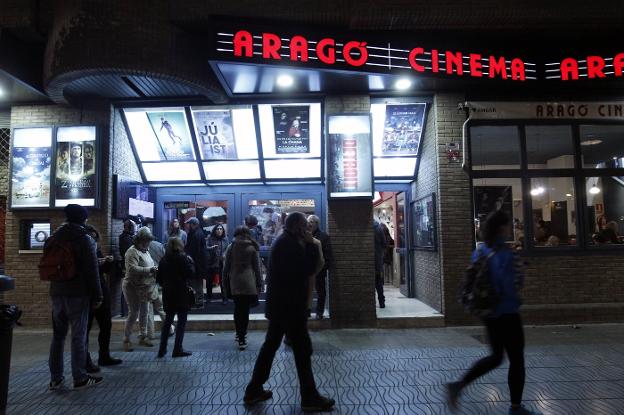 Decenas de espectadores asistieron ayer a la última proyección de los Aragó Cinema.