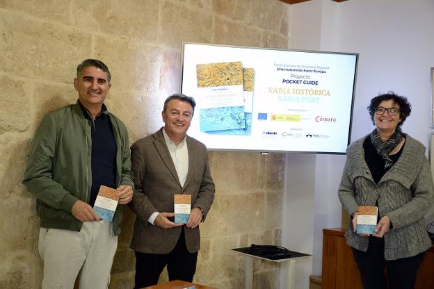 Los presidentes de Xàbia Histórica y el Port presentando la guía. 