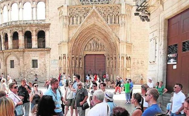 La Comunitat supera los ocho millones de turistas y Cataluña pierde casi un 5%