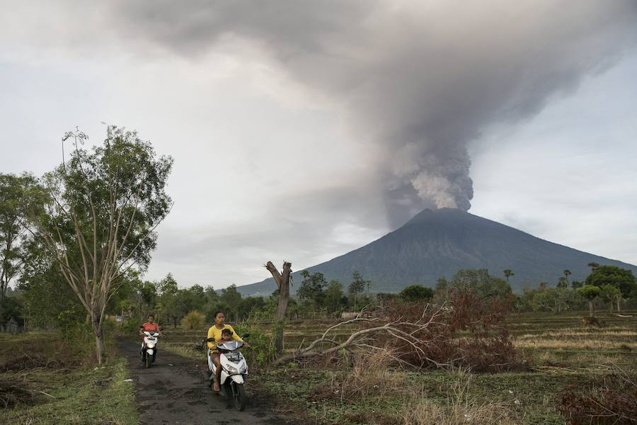 VOLCÁN AGUNG. Su erupción, hace unas semanas, obligó a cancelar decenas de vuelos y la nube de sus cenizas llegó a alcanzar los 4.000 metros de altura. Agung, situado en Bali (Indonesia), es uno de los 1.500 volcanes que hay activos en todo el mundo. Su amenaza ha obligado a desalojar a la población que vive en un radio de diez kilómetros.