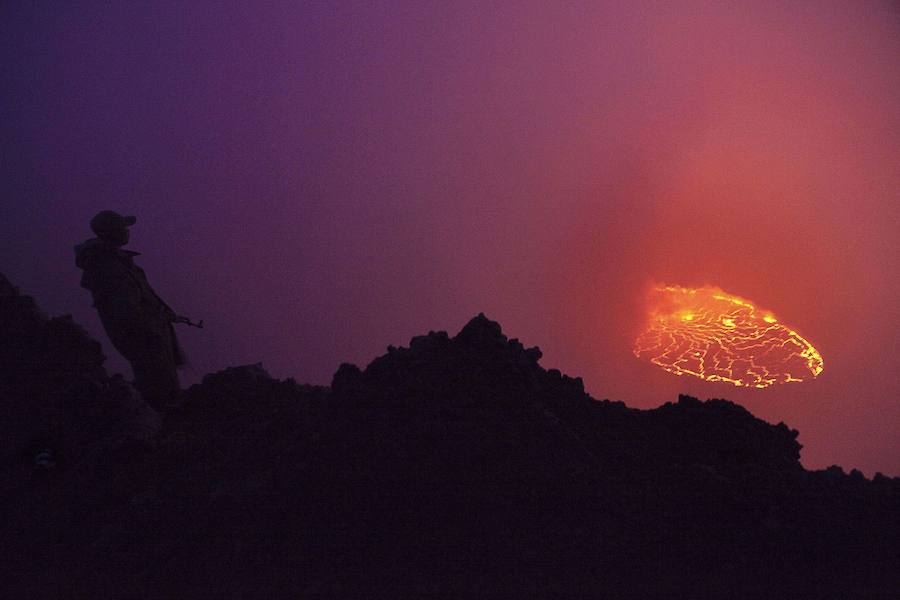 MONTE NYIRAGONGO. Es uno de los volcanes más activos de la tierra. En los últimos 150 años ha registrado más de 50 erupciones. Está ubicado en el Parque Nacional de Virunga (República Democrática del Congo) y junto con el cercano volcán Nyamuragira.