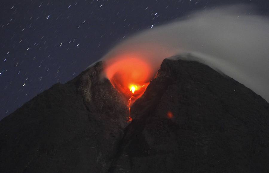 MONTE MERAPI. Situado en Indonesia, es uno de los volcanes que más víctimas se ha cobrado. Su nombre significa 'Montaña de fuego'. En octubre de 2010, su erupción desencadenó un terremoto de magnitud 7.7 y un gran tsunami que se cobró la vida de 272 personas. 