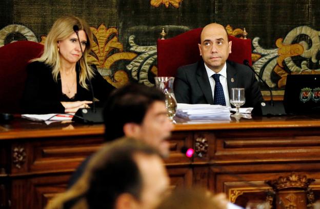 Gabriel Echávarri, alcalde de Alicante, durante un pleno del Ayuntamiento. 