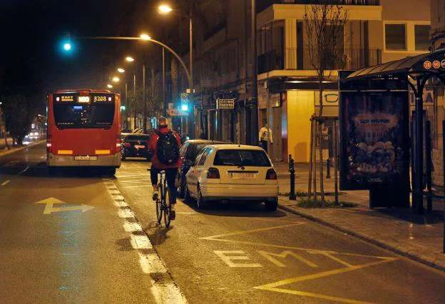 Autobús nocturno de la EMT, antes de la prohibición de estacionamiento en el carril bus por las noches. 
