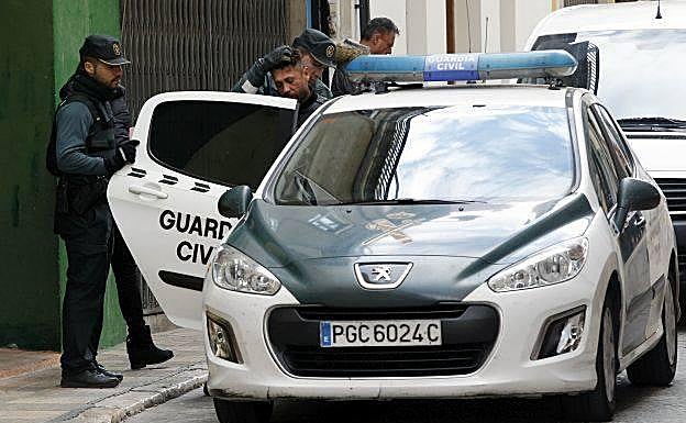 El agresor entra en un coche de la Guardia Civil.