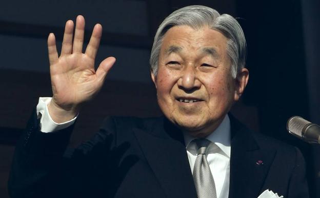 Akihito saluda durante un acto oficial. 