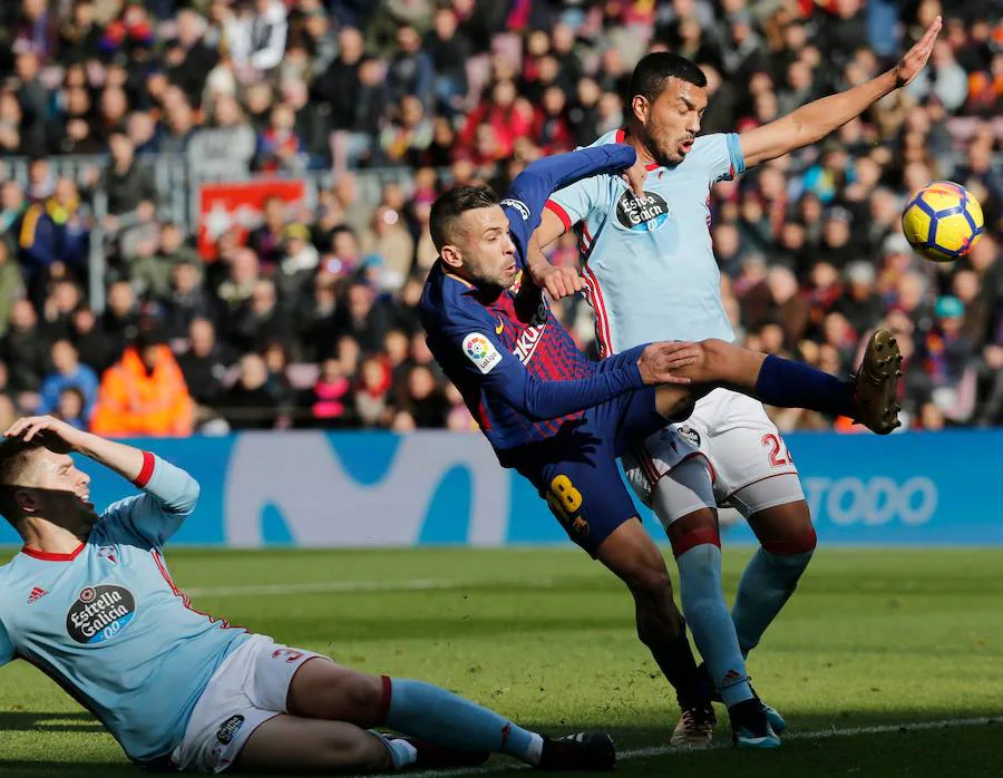 Barcelona y Celta empataron a dos en un partido loco correspondiente a la jornada 14 de Liga. Aspas adelantó al Celta a los 20 minutos pero Messi no tardó en responder marcando el empate. Suárez puso la ventaja pero Maxi Gómez, tras una genial asistencia de Aspas, anotó para poner la igualdad. 