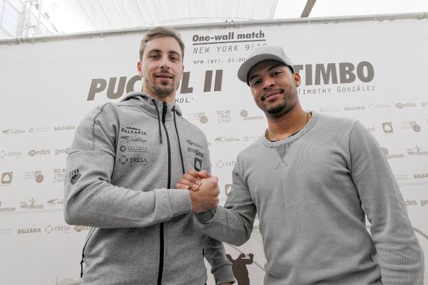 Puchol II (izquierda) y Timbo se chocan la mano, ayer en el trinquete de Pelayo. 