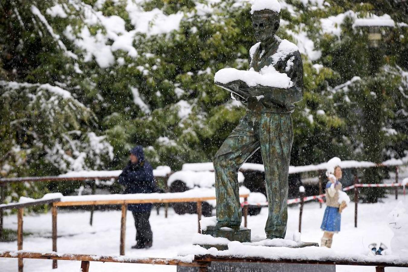 Localidades como Vitoria, Lugo o Huesca han sufrido de forma especial el temporal de nieve