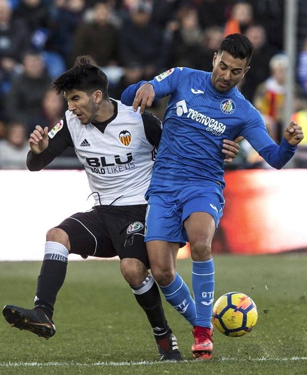 Ángel comete falta sobre Carlos Soler. 