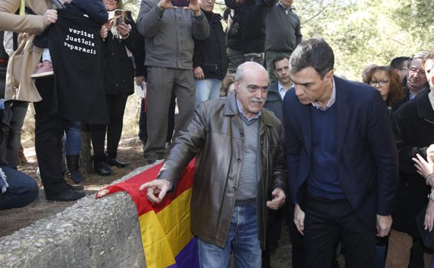 Pedro Sánchez (izquierda), en su visita este lunes a Paterna, donde dos mil personas fueron fusiladas.