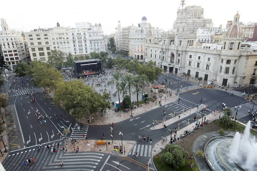 7.- El centro: Manzano es urbanita. "La ciudad es donde conecto, donde hiervo y donde activo mi creatividad… Ver gente, luces, escaparates, terrazas y restaurantes es mi mayor fuente de inspiración", revela el humorista. "Me gusta el centro y necesito pasear por allí a menudo", apunta. De hecho, hay dos cosas que no puede evitar hacer cuando camina por el centro de la ciudad; por un lado, pensar en que cada una de esas personas con las que se cruza seguro que tiene una vida alucinante que contar y, por otro, "entrar a todas las tiendas que veo de zapatillas".