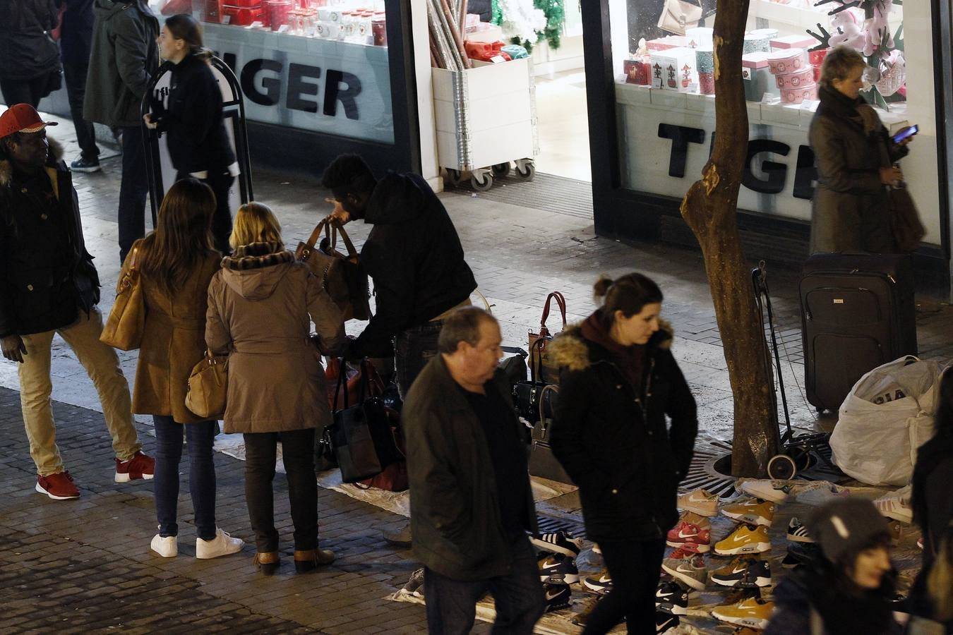 Fotos de las ventas de manteros en el centro de Valencia