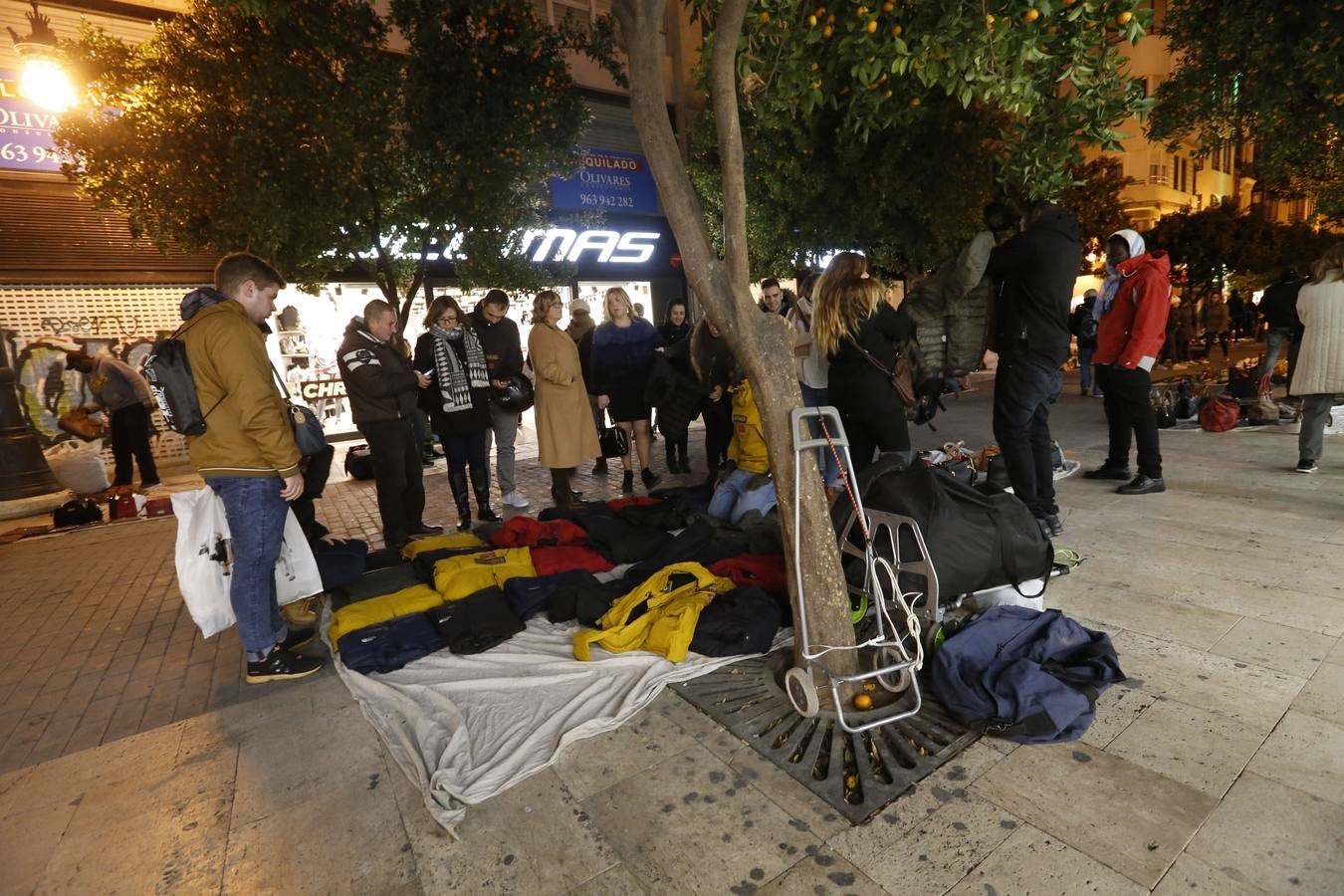 Fotos de las ventas de manteros en el centro de Valencia